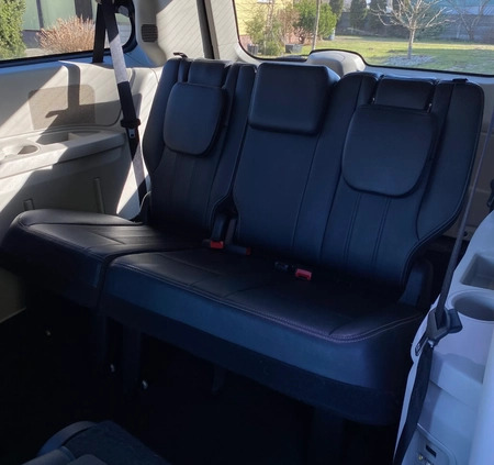 Chrysler Town &amp; Country cena 58000 przebieg: 217000, rok produkcji 2016 z Ciechanowiec małe 254